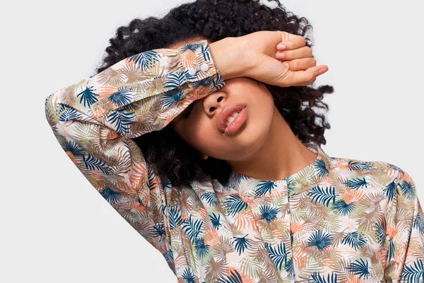 Sötét bőrű, szemét karját, amely fiatal nő portréja valaki nem akar. Afro-amerikai lány üzembe a kezét át homlokát fáradt érzéseit. Az emberek érzelmek fogalma — Stock Fotó