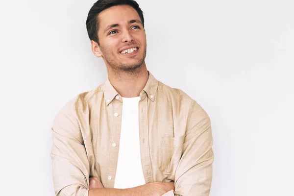 Imagen de la cintura hacia arriba del joven empresario feliz guapo sonriendo ampliamente, vistiendo camiseta blanca y camisa beige, aislado sobre fondo blanco. Alegre estudiante masculino se siente exitoso . — Foto de Stock