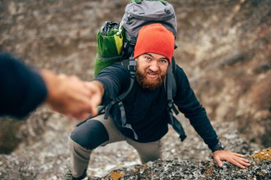 Yatay açık havada resim seyahat trekking ve dağcılık yaptığı yolculuk sırasında adam sakallı. El dağlarda hiking genç turist erkek yardımcı bir arkadaş. Seyahat, insanlar, spor, yaşam biçimi