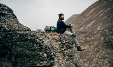 Manzara yatay görüntü açık dağlarda rahatlatıcı bir seyahat adam. Erkek dağ'da yürüyüş sonra rahatlatıcı. Seyahat, yaşam, spor ve yürüyüş aktif bir tatil kavramı.