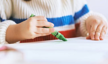 Evde renkli kalem ile beyaz kağıt üzerinde çizim çocuk elleri görüntü. Mutlu çocuk anaokulunda çizer. İnsanlar, çocukluk ve eğitim kavramı