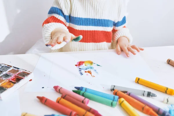 Imagen recortada horizontal de niña jugando con colores. Lindo niño pintando con los dedos en papel en el escritorio, en el jardín de infantes. Personas, infancia, educación — Foto de Stock