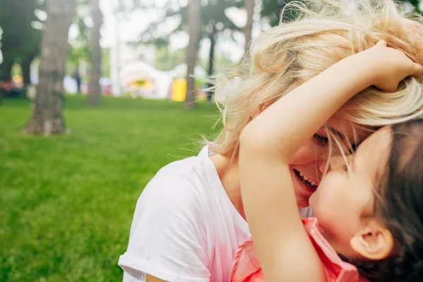 Портрет счастливой матери, играющей с дочерью на свежем воздухе. Портрет радостной женщины и ее ребенка, играющего вместе в парке. Счастливые любовные эмоции. Счастливого Дня Матери. Материнство и детство — стоковое фото