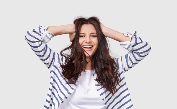 Imagen interior de la hermosa morena joven con el pelo largo sonriendo alegremente. Encantadora sonrisa femenina que muestra ampliamente sus dientes blancos y sanos a la cámara mientras se siente feliz y despreocupada. Gente —  Fotos de Stock