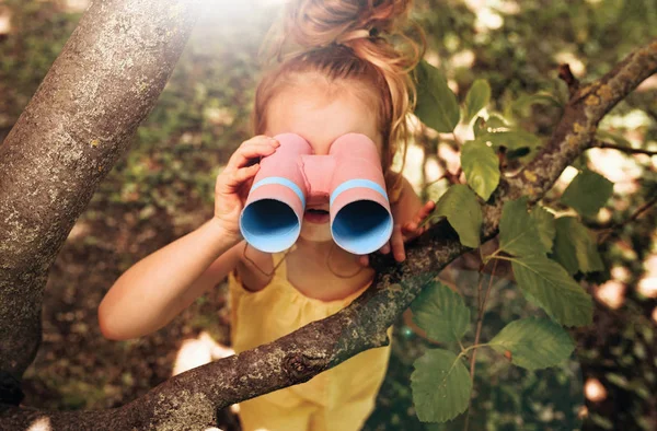 공원에서 여름 날에 상상력이나 탐험을 찾고 쌍안경을 통해 찾고 금발 귀여운 소녀. 숲에서 야외에서 사파리 게임을 척 하는 행복한 아이. 여행 컨셉 — 스톡 사진