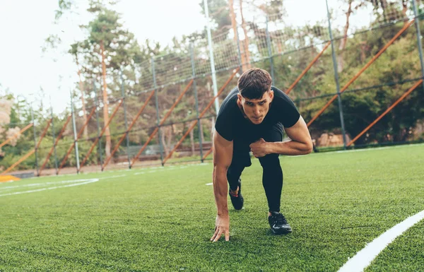 Athelte sain courant sur l'herbe verte dans le parc. Coureur mâle en bonne santé sprinter à l'extérieur. Jeune coureur débutant son sprint sur terrain de sport. Concept sport, mode de vie et personnes . — Photo