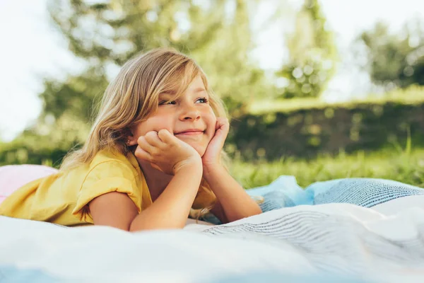 Immagine di adorabile bambina bionda che gioca sullo sfondo della natura. Bambino felice godersi l'estate nel parco. Ragazzo allegro che si rilassa nella foresta alla luce del sole all'aperto. Buona infanzia. . — Foto Stock