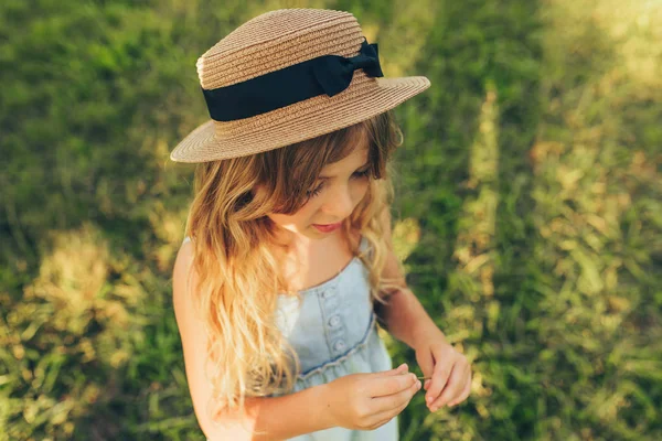Kislányom játszik, és feltárják a természet a nyári napon a parkban. Aranyos gyerek élvezi a nyári napon a szabadban, a zöld fű. Gyermekkori koncepció — Stock Fotó
