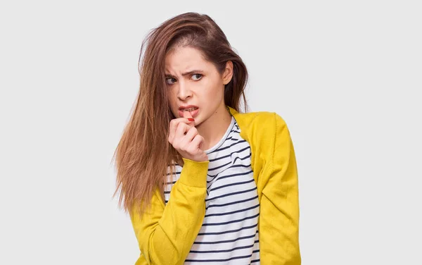 Image studio de la jeune femme douteuse a l'expression de la pensée, en regardant de côté l'espace de copie vierge. Étudiante fille ne peut pas faire de choix, a interrogé et effrayé l'expression, posant sur fond blanc . — Photo