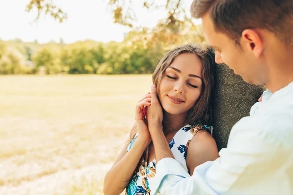 Retrato de close-up de casal apaixonado namoro ao ar livre no parque em um dia ensolarado. Casal feliz apaixonado abraçando um ao outro. Dia dos Namorados — Fotografia de Stock