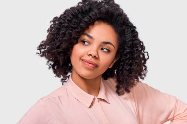 Memnun Afro-Amerikan kadın düşünme ifadesi vardır, boş kopya alanı için bir tarafa bakarak. Koyu tenli kadın seçim yapamaz, ifade sorguladı, beyaz izole. 