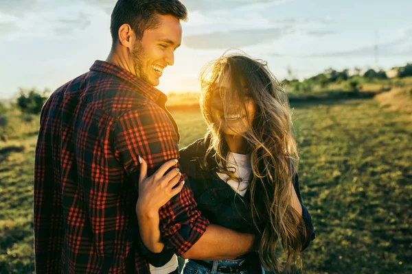 Awsome Feliz Pareja Divertirse Campo Puesta Del Sol Fondo Guapo —  Fotos de Stock