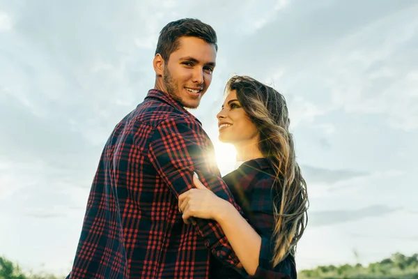 Casal Incrível Fundo Pôr Sol Campo Bonito Loiro Com Barba — Fotografia de Stock