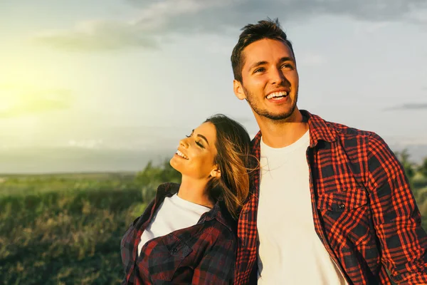 Élégant Jeune Homme Femme Caucasien Profitant Coucher Soleil Dans Prairie — Photo