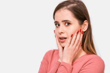 Şaşkın ifade ve geniş açık ağız ile bir tarafa bakarak şaşıran güzel genç kadın yakından stüdyo çekimi. Heyecanlı Beyaz kadın, stüdyoda poz veren şok görünüyor. İnsanlar ve duygular