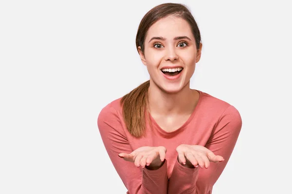 Sorprendido hermosa mujer joven mirando a la cámara con expresión sorprendida. Mujer bastante confiada, con las dos palmas de las manos abiertas, mirando sorprendida a la cámara, posando en el estudio. Personas, emociones —  Fotos de Stock