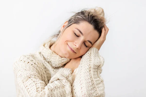 Close-up image of tender and gorgeous young woman dreaming expression with closed eyes, smiling from love and joy, over white background. — Stock Photo, Image