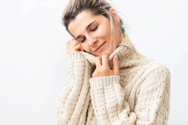 Image of charming young woman with dreaming expression with closed eyes, smiling from love and joy, over white background. Blonde female taking the rest at home. — Stock Photo, Image