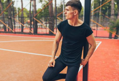 Kaslı genç adam spor da çekirdek egzersiz yapıyor. Kafkas fitness erkek egzersiz. İnsanlar ve spor konsepti