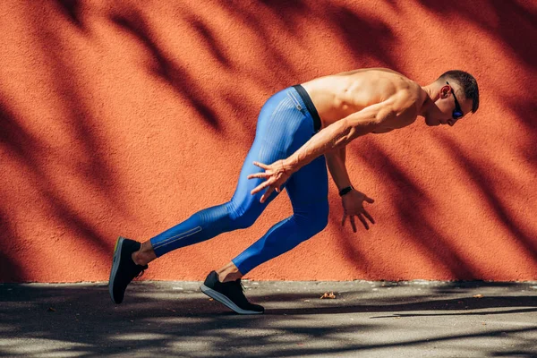 Οριζόντια εικόνα του αθλητή που ετοιμάζεται για τρέξιμο. Αθλητής, άνδρας δρομέας που τρέχει κατά τη διάρκεια προπόνησης για διαγωνισμό. Άνθρωποι, αθλητισμός και υγιεινός τρόπος ζωής — Φωτογραφία Αρχείου