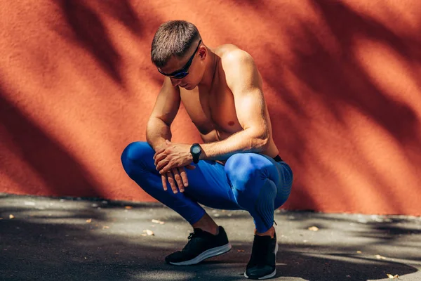 Jeune Athlète Homme Prenant Repos Contre Mur Béton Orange Plein — Photo