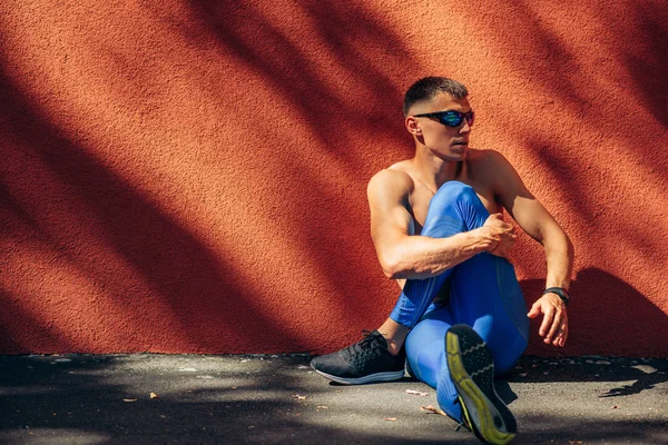 Young Athlete Man Stretching Next Orange Concrete Wall Professional Shirtless — Stock Photo, Image