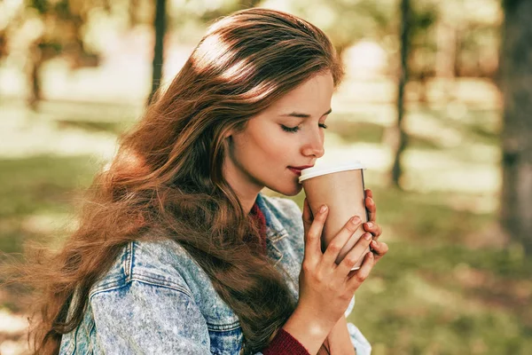 Close Candid Portrait Beautiful Blonde Woman Holds Disposable Cup Coffee — Stock Photo, Image