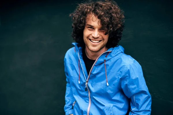 Close Imagem Livre Jovem Sorridente Com Cabelo Encaracolado Sentado Nas — Fotografia de Stock