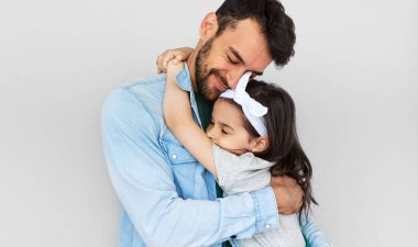 Mutlu baba, tatlı kızını kucakla. Babasını ve küçük kızını sevmek, kucaklaşmak ve birlikte eğlenmek. Çocukluk ve babalık kavramı.