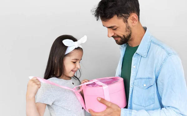 父の日に父にプレゼント箱を渡すのよ 可愛い娘が父親からプレゼントをもらう パパと彼の子供は一緒に時間を楽しむ愛を共有する — ストック写真
