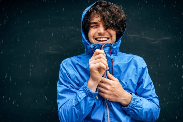 Retrato Homem Sorrindo Amplamente Vestindo Capa Chuva Azul Durante Chuva — Fotografia de Stock