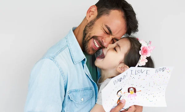 幸せな娘の肖像画は父の日に彼の幸せなハンサムな父親のための絵の挨拶カードを与える パパと彼の女の子を愛し一緒に時間を楽しんで 父と子供の概念 — ストック写真