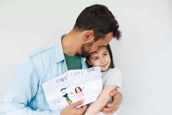 Retrato Filha Feliz Dando Presente Cartão Saudação Fazendo Por Mesma — Fotografia de Stock