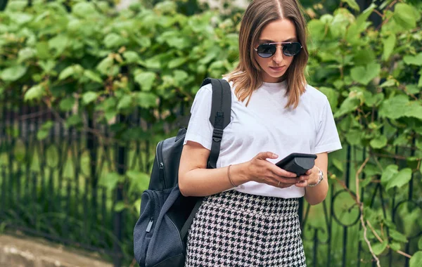 Outdoor Beeld Van Blanke Jonge Vrouw Typen Berichten Smartphone Het — Stockfoto