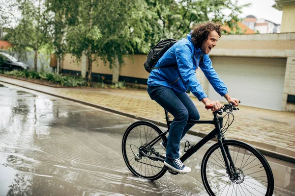 Imagem Horizontal Livre Homem Bonito Pedalando Sua Bicicleta Descendo Rua — Fotografia de Stock