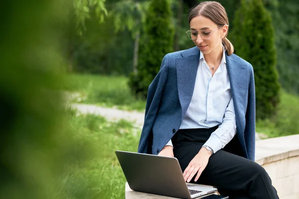 Foto Livre Uma Jovem Mulher Bonita Sentada Parque Trabalhando Laptop — Fotografia de Stock