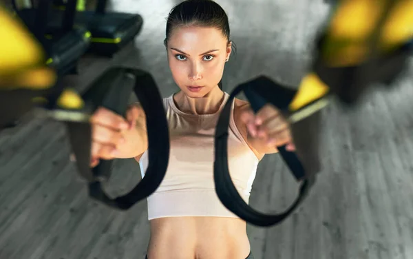 Imagen Una Joven Atleta Entrenando Con Correas Fitness Trx Gimnasio —  Fotos de Stock