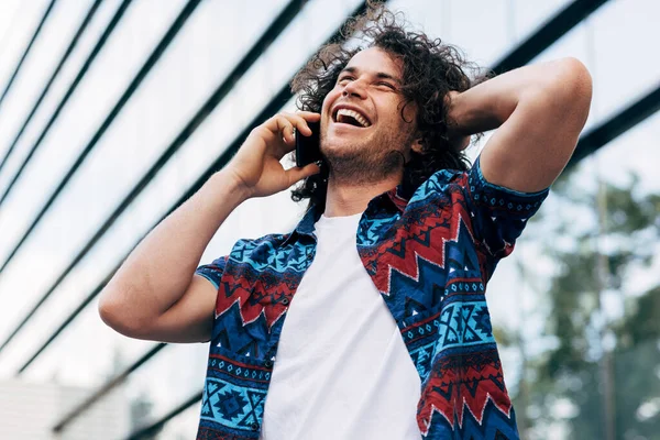 Jovem Positivo Com Cabelo Encaracolado Sorrindo Amplamente Enquanto Conversa Com — Fotografia de Stock