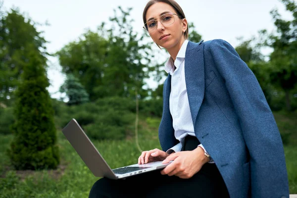 Bizneswoman Siedzi Parku Pracuje Nad Laptopem Przedsiębiorca Kobieta Modnym Stroju — Zdjęcie stockowe