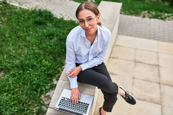 Jovem Sorridente Sentada Parque Trabalhando Laptop Livre Empreendedor Feminino Vestindo — Fotografia de Stock