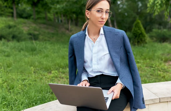 Foto Livre Uma Jovem Mulher Bonita Sentada Parque Trabalhando Laptop — Fotografia de Stock