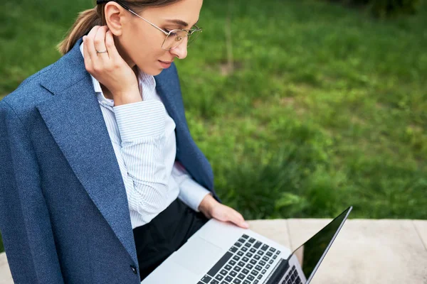 Acima Vista Foto Uma Jovem Empresária Sentada Parque Trabalhando Laptop — Fotografia de Stock