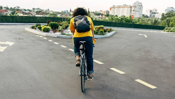 Achteraanzicht Beeld Van Een Jonge Man Geel Shirt Fietsen Zijn — Stockfoto