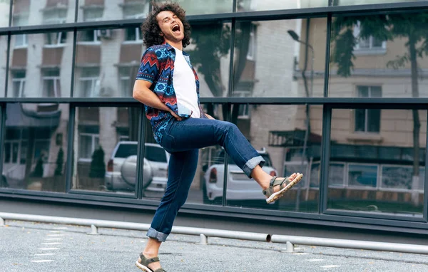 Imagem Corporal Corpo Inteiro Jovem Alegre Com Cabelo Encaracolado Sorrindo — Fotografia de Stock