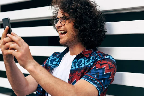 Счастливый Молодой Человек Вьющимися Волосами Широко Улыбается Время Онлайн Разговора — стоковое фото