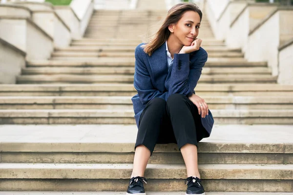 Empresária Atraente Terno Azul Sentada Nos Degraus Descansando Parque Depois — Fotografia de Stock