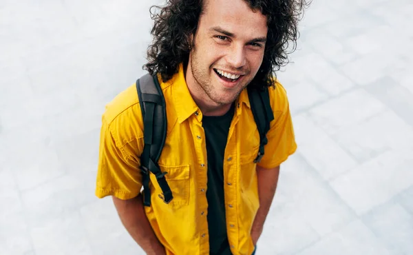 Imagem Vista Superior Homem Alegre Com Cabelo Encaracolado Sorrindo Camisa — Fotografia de Stock