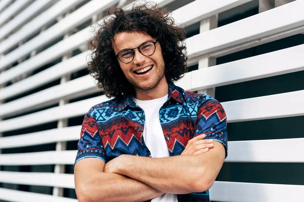 Retrato Jovem Alegre Elegante Com Cabelo Encaracolado Sorrindo Amplamente Com — Fotografia de Stock