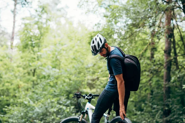 Tylny Widok Męskiego Rowerzysty Górskiej Drodze Słoneczny Dzień Profesjonalny Kolarz — Zdjęcie stockowe