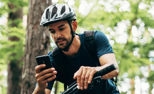 Ciclista Profissional Descansando Floresta Segurando Telefone Celular Usando Aplicativo Line — Fotografia de Stock